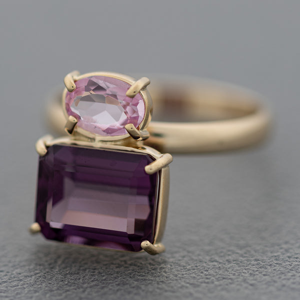 Juego de anillo y aretes diseño especial con amatista y rosa de Francia en oro amarillo 14 kilates.