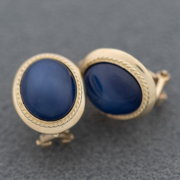 Aretes diseño especial con zafiro estrella en oro amarillo 14 kilates.