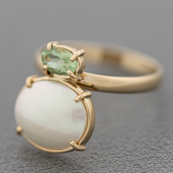 Juego de anillo y aretes diseño especial con perla y turmalina en oro amarillo 14 kilates.