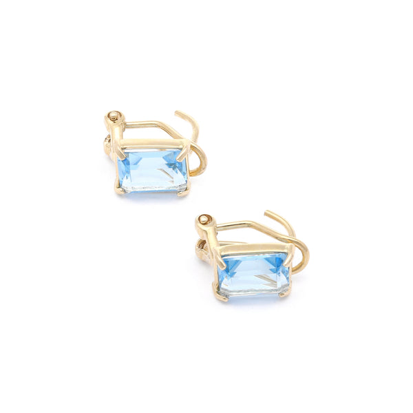 Aretes diseño especial con aguamarina en oro amarillo 14 kilates.