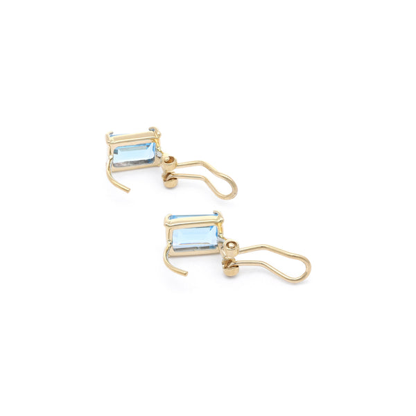 Aretes diseño especial con aguamarina en oro amarillo 14 kilates.