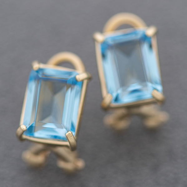 Aretes diseño especial con aguamarina en oro amarillo 14 kilates.