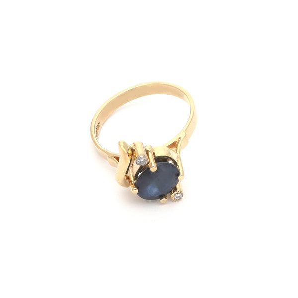 Anillo diseño especial con zafiro y circonias en oro amarillo 14 kilates.
