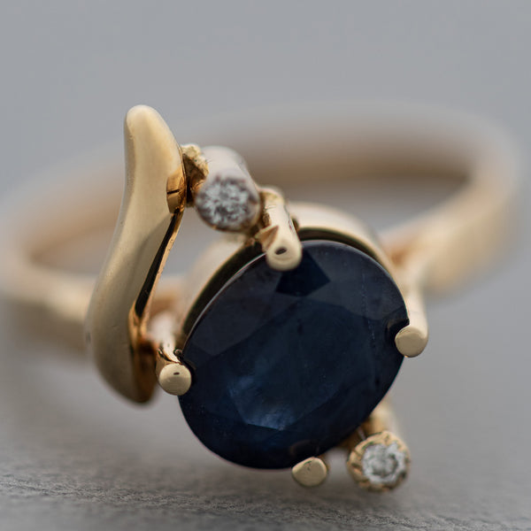 Anillo diseño especial con zafiro y circonias en oro amarillo 14 kilates.