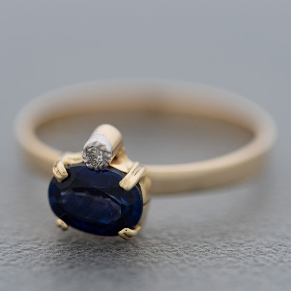 Juego de anillo y aretes diseño especial con zafiros y circonias en oro amarillo 14 kilates.