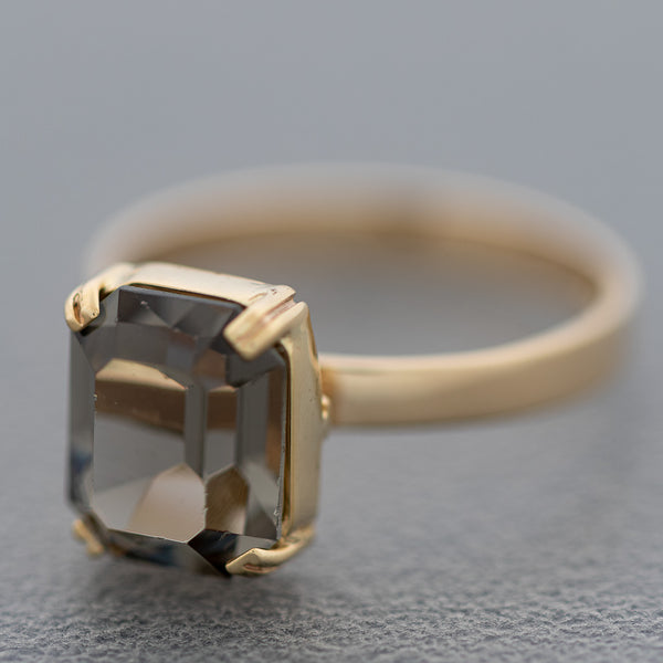 Juego de anillo y aretes diseño especial con topacios y circonias en oro amarillo 14 kilates.