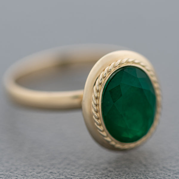 Juego anillo y aretes estriados con cuarzos en oro amarillo 14 kilates.