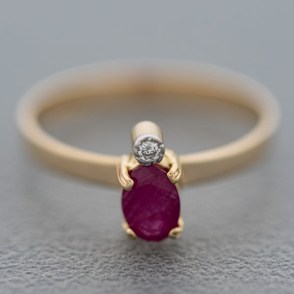 Juego de anillo y aretes diseño especial con rubí y circonias en oro amarillo 14 kilates.