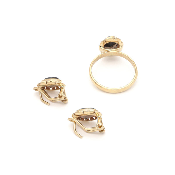 Juego anillo y aretes calados con topacios en oro amarillo 14 kilates.