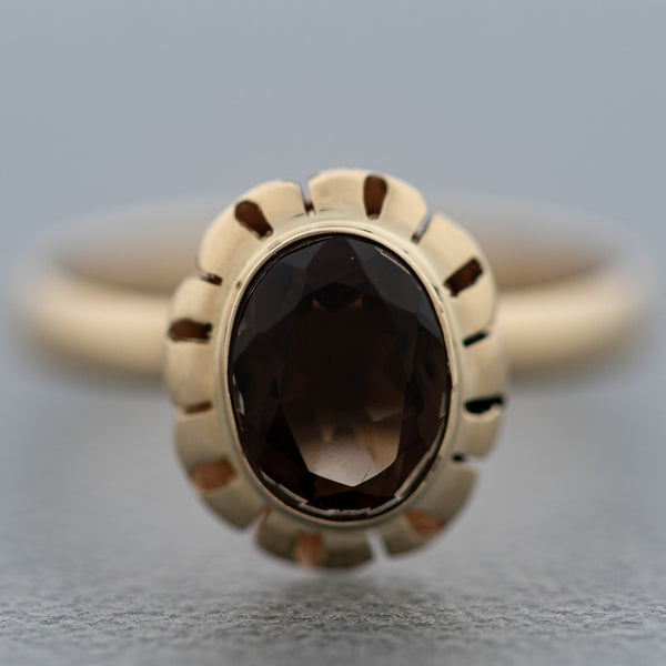 Juego anillo y aretes calados con topacios en oro amarillo 14 kilates.