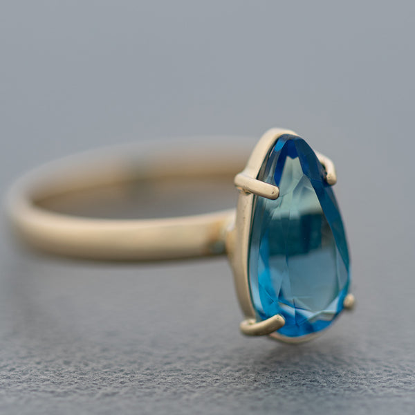 Juego de anillo y aretes diseño especial con topacio en oro amarillo 14 kilates.