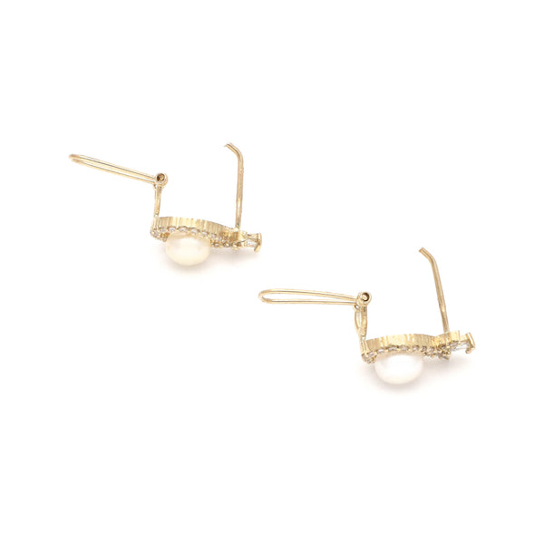 Aretes diseño especial con perla y circonias en oro amarillo 14 kilates.