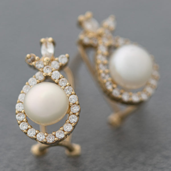 Aretes diseño especial con perla y circonias en oro amarillo 14 kilates.