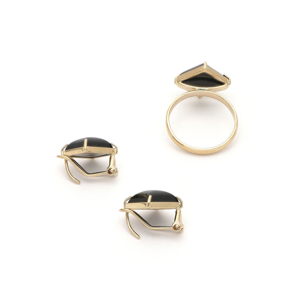 Juego de anillo y aretes diseño especial con ónix en oro amarillo 14 kilates.