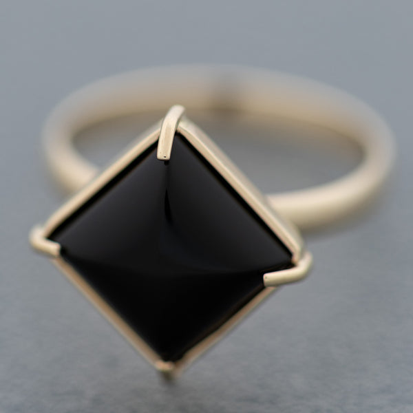 Juego de anillo y aretes diseño especial con ónix en oro amarillo 14 kilates.