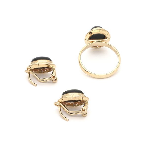 Juego anillo y aretes calados con ónix en oro amarillo 14 kilates.