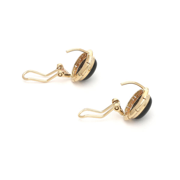 Juego anillo y aretes calados con ónix en oro amarillo 14 kilates.