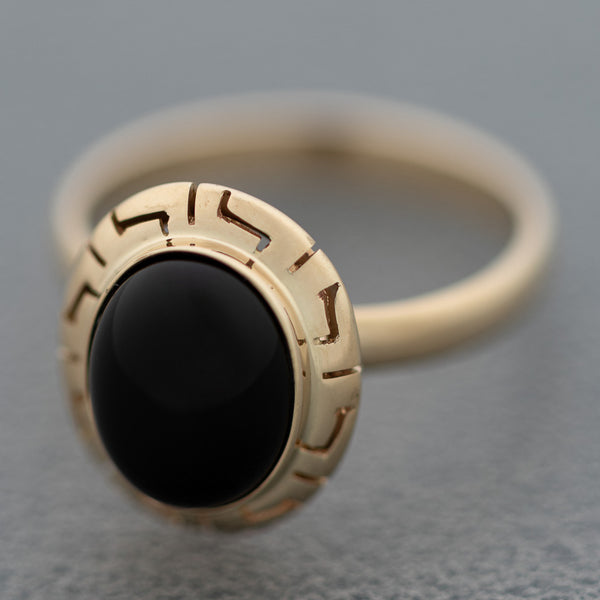 Juego anillo y aretes calados con ónix en oro amarillo 14 kilates.