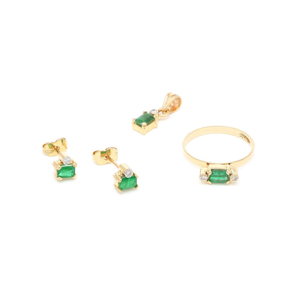 Juego de anillo, dije y aretes diseño especial con esmeraldas y circonias en oro amarillo 14 kilates.