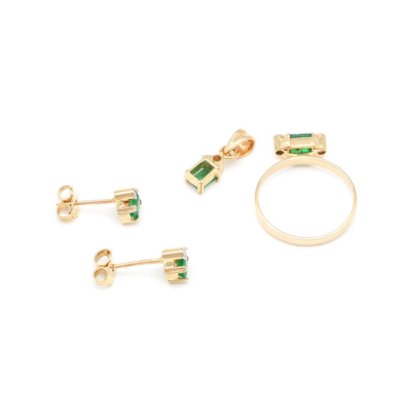 Juego de anillo, dije y aretes diseño especial con esmeraldas y circonias en oro amarillo 14 kilates.