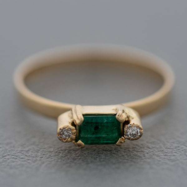 Juego de anillo, dije y aretes diseño especial con esmeraldas y circonias en oro amarillo 14 kilates.