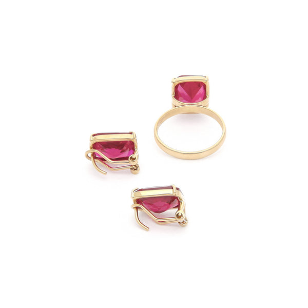 Juego de anillo y aretes diseño especial con rubíes en oro amarillo 14 kilates.