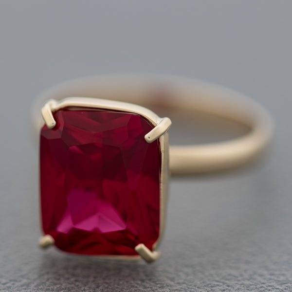Juego de anillo y aretes diseño especial con rubíes en oro amarillo 14 kilates.