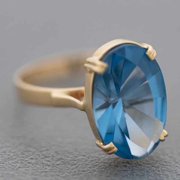 Juego anillo y aretes con colgantes diseño especial con diamantes y topacios en oro amarillo 14 kilates.