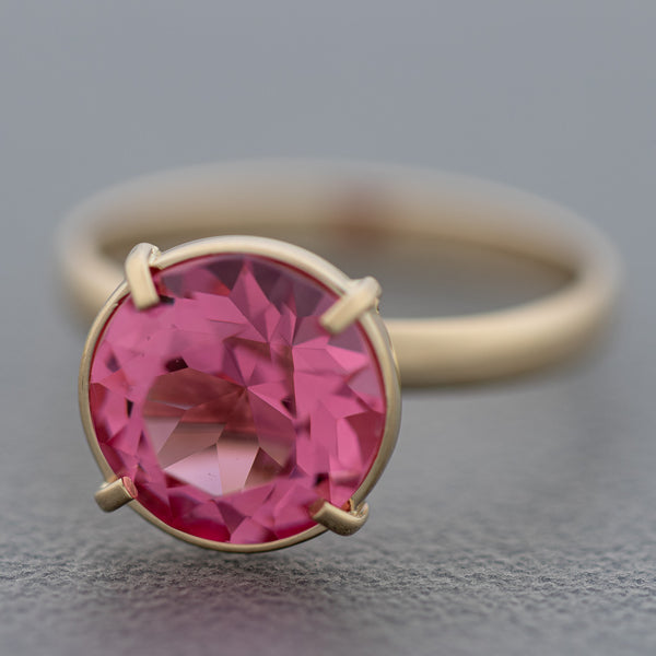 Juego anillo y aretes diseño especial con ópalo y rosa de Francia en oro amarillo 14 kilates.