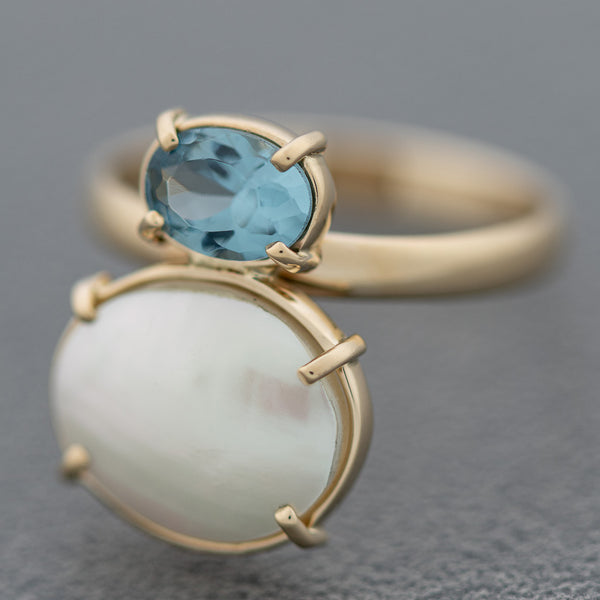 Juego de anillo y aretes diseño especial con aguamarinas y perlas en oro amarillo 14 kilates.