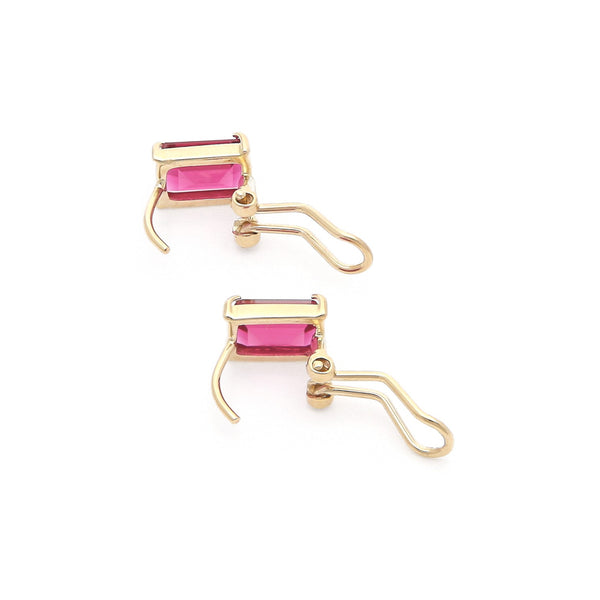 Juego de anillo y aretes diseño especial con rubíes en oro amarillo 14 kilates.