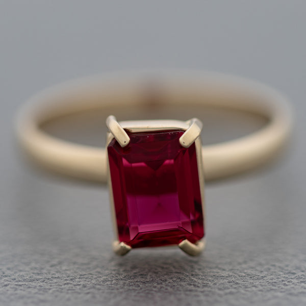 Juego de anillo y aretes diseño especial con rubíes en oro amarillo 14 kilates.
