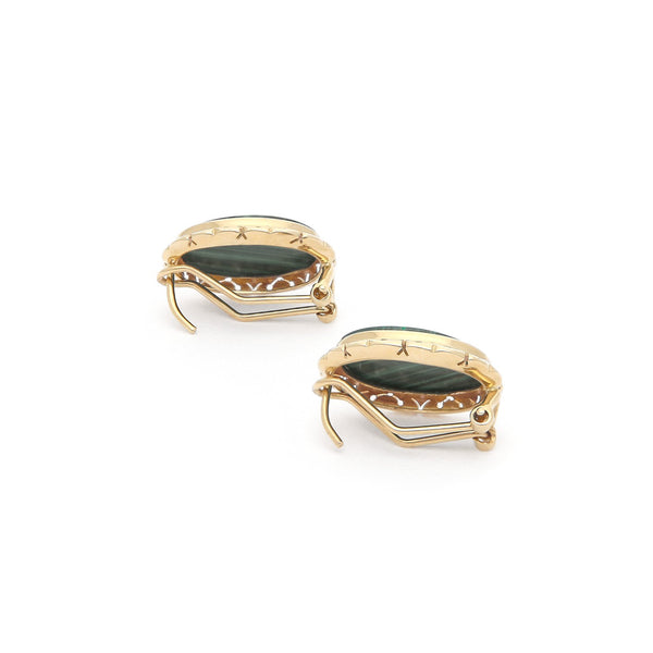 Aretes calados con malaquita en oro amarillo 14 kilates.