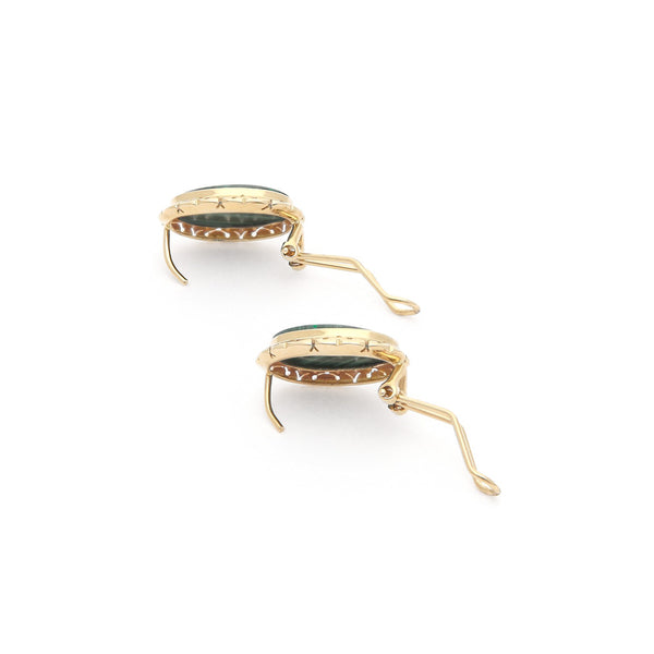 Aretes calados con malaquita en oro amarillo 14 kilates.