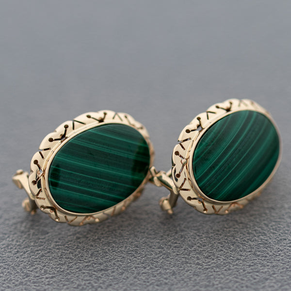 Aretes calados con malaquita en oro amarillo 14 kilates.
