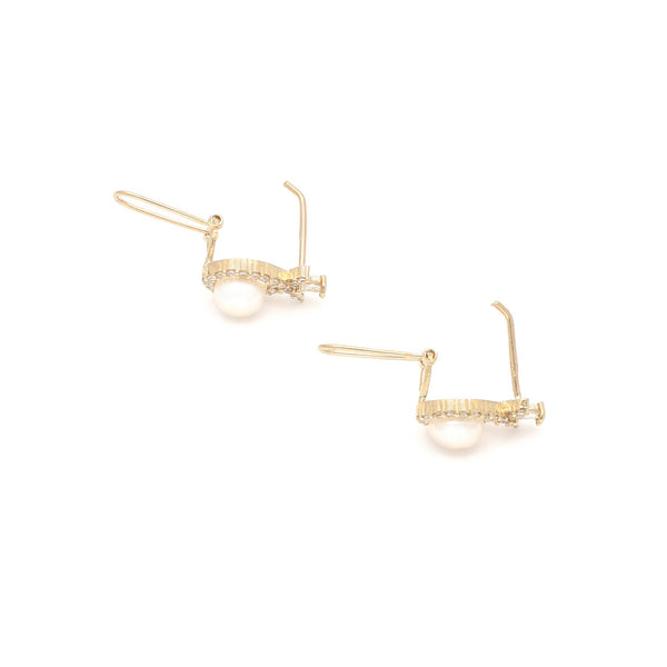Aretes diseño especial con perla y circonias en oro amarillo 14 kilates.