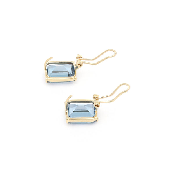 Juego anillo y aretes diseño especial con topacios en oro amarillo 14 kilates.