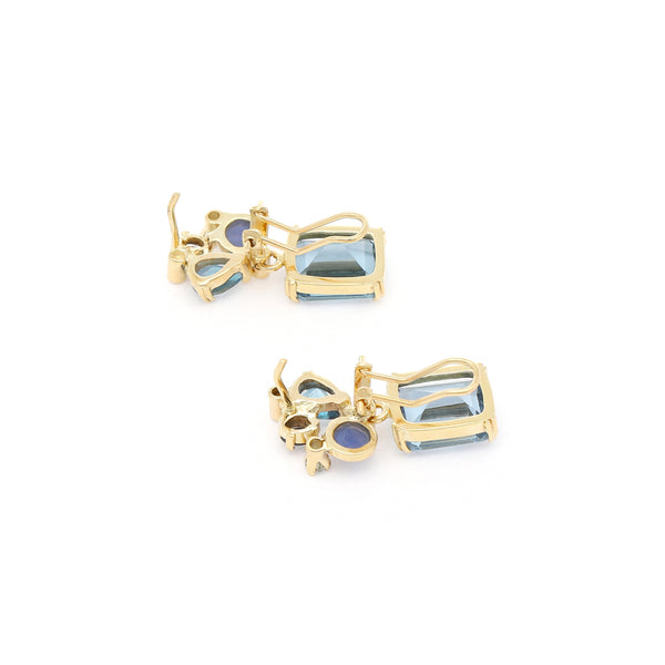 Juego de anillo y aretes diseño especial con zafiros y gemas en oro amarillo 14 kilates.