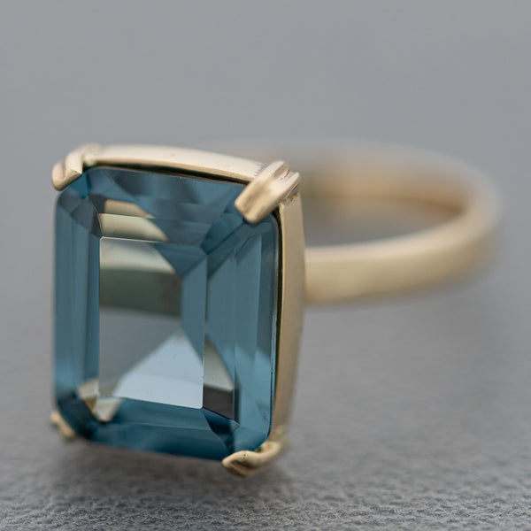 Juego de anillo y aretes diseño especial con zafiros y gemas en oro amarillo 14 kilates.