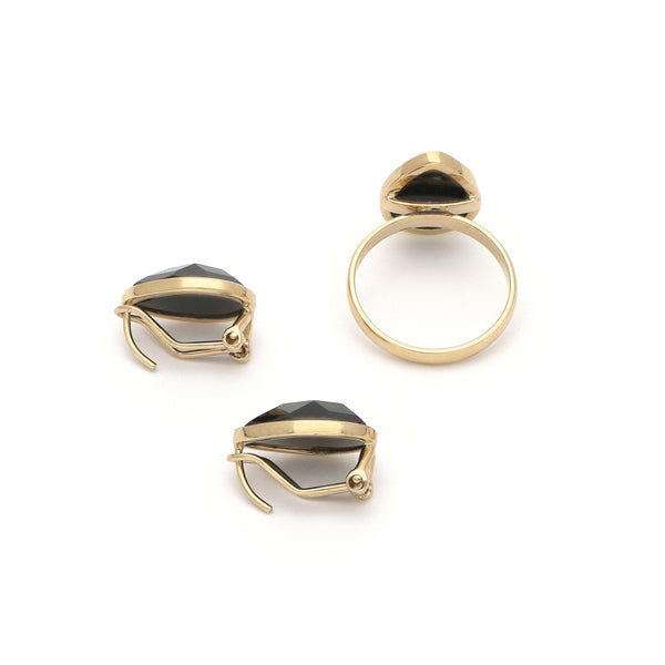 Juego de anillo y aretes diseño especial con ónix en oro amarillo 14 kilates.