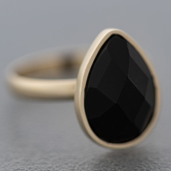 Juego de anillo y aretes diseño especial con ónix en oro amarillo 14 kilates.