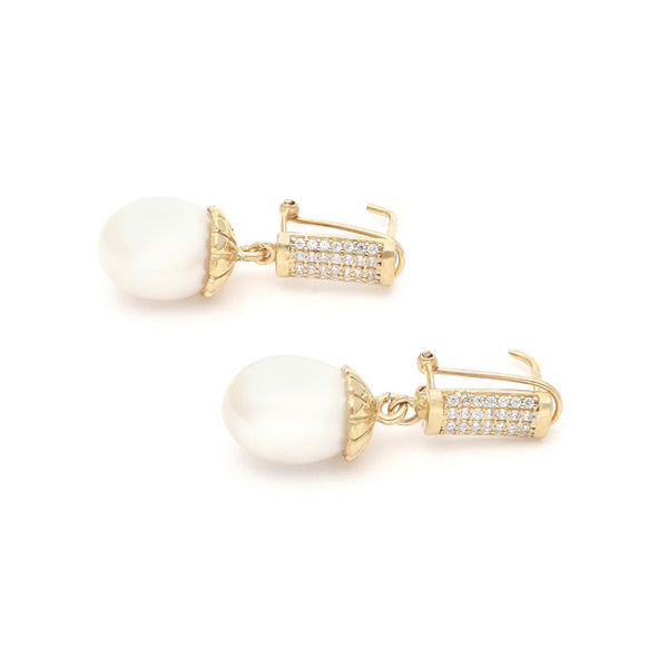 Aretes diseño especial con colgantes, perlas y circonias en oro amarillo 14 kilates.