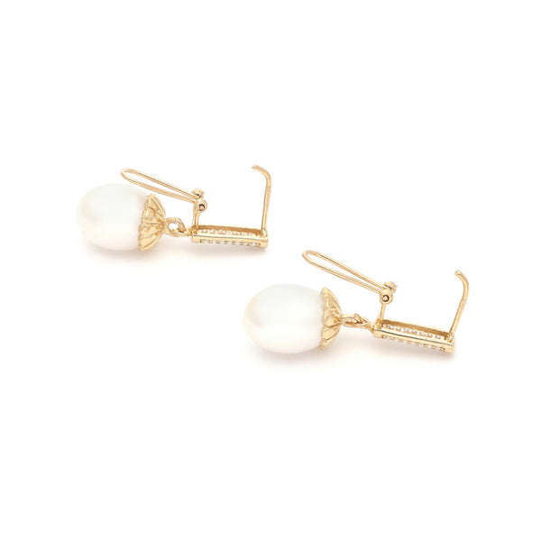Aretes diseño especial con colgantes, perlas y circonias en oro amarillo 14 kilates.