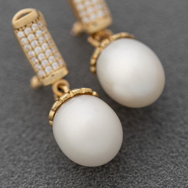 Aretes diseño especial con colgantes, perlas y circonias en oro amarillo 14 kilates.