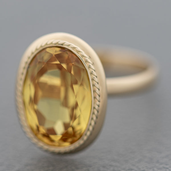 Juego anillo y aretes estriados con citrinos en oro amarillo 14 kilates.