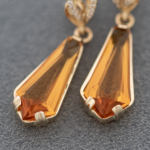 Aretes diseño especial con citrino y circonias en oro amarillo 14 kilates.