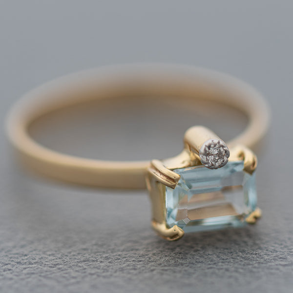 Juego anillo y aretes diseño especial con diamantes y topacios en oro amarillo 14 kilates.