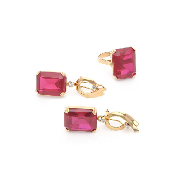 Juego de anillo y aretes diseño especial con rubí y circonias en oro amarillo 14 kilates.