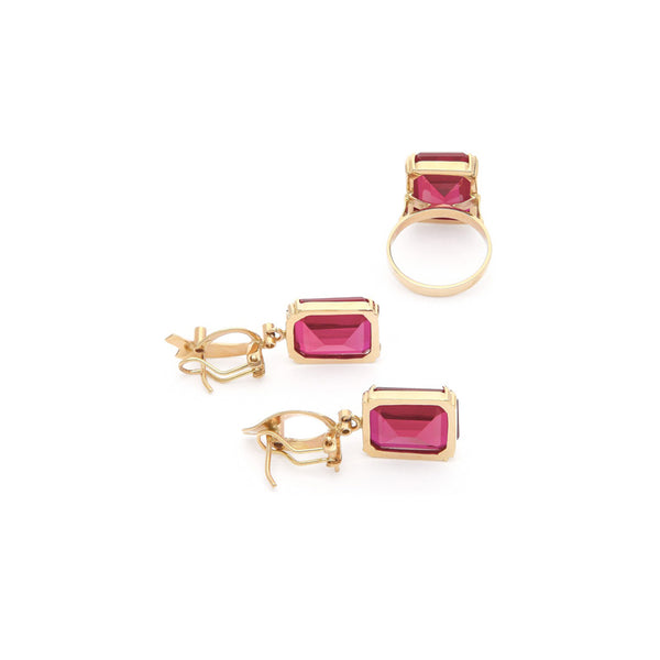 Juego de anillo y aretes diseño especial con rubí y circonias en oro amarillo 14 kilates.