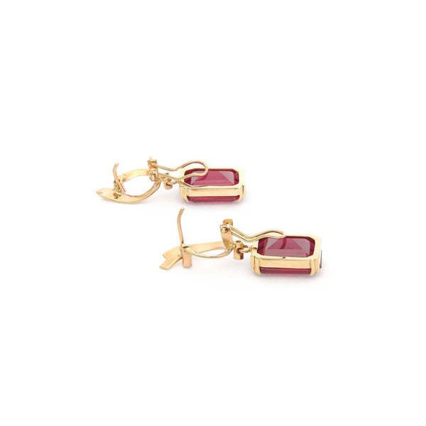 Juego de anillo y aretes diseño especial con rubí y circonias en oro amarillo 14 kilates.